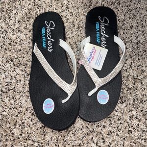 Sketchers yoga foam flip-flops